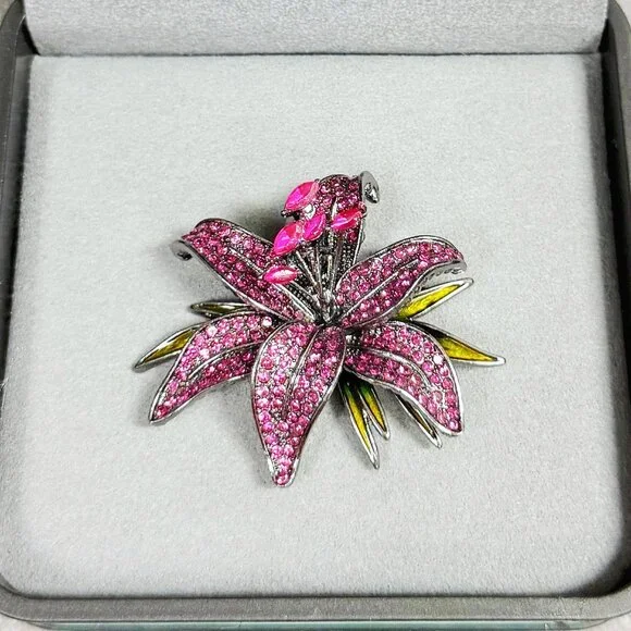 Lily flower brooch, Purple Crystal brooch, vintage brooch, Crystal Floral brooch - Picture 7 of 8